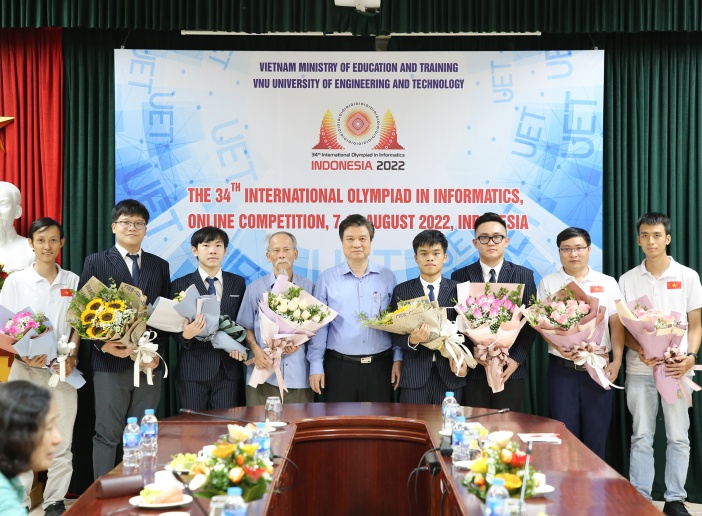 Cả 4 học sinh đoàn Việt Nam đều giành huy chương tại Olympic Tin học quốc tế 2022